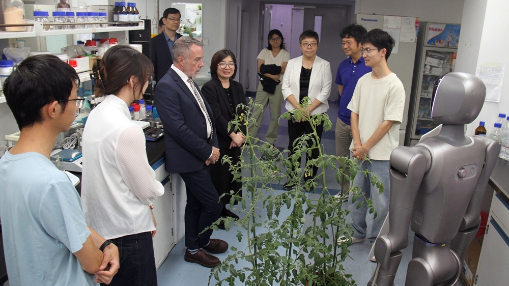Associate Director International of BBSRC Tim Willis Visits IGDB
